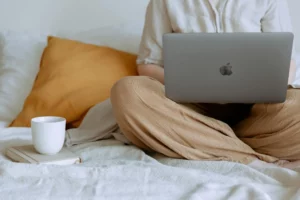 Persona en su computador aprendiendo E-Learning desde la comodidad de su casa